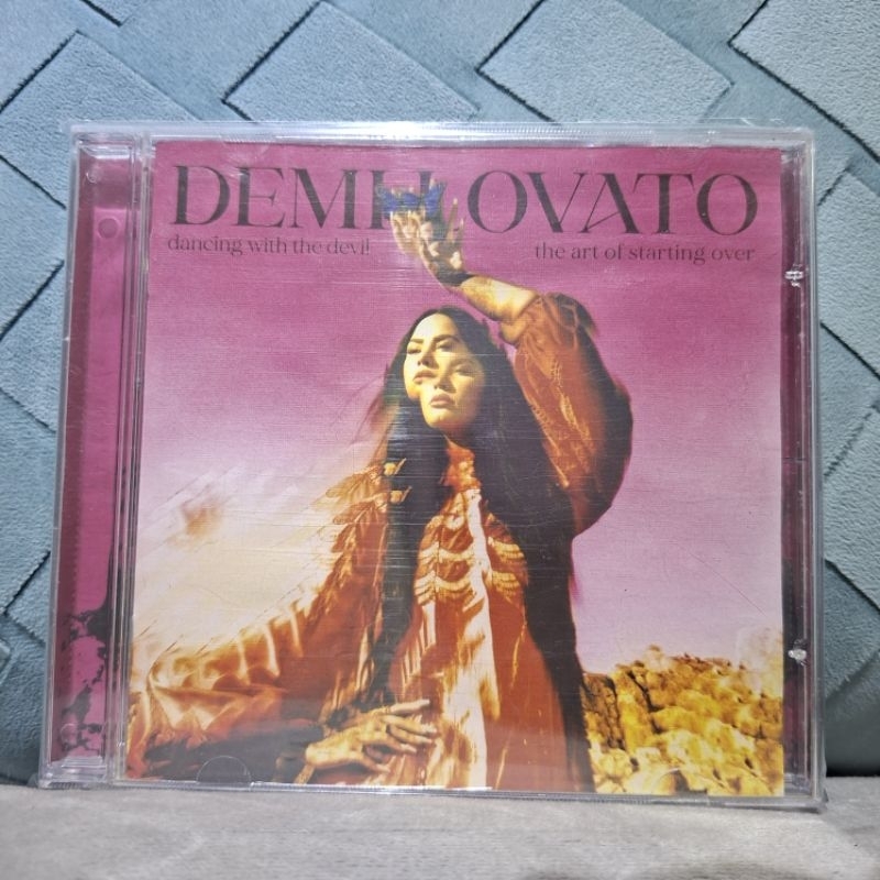 CD Demi Lovato - Dancing With The Devil - Capa ROSA
