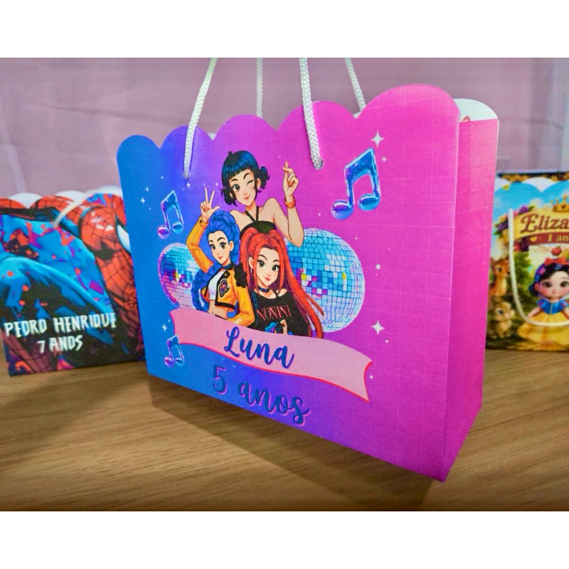 Sacolinha Personalizada Guerreiras do Kpop - Aniversario, Festas, Lembrancinhas - PEGUE E MONTE