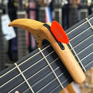 Capotraste Metal Para Violão Guitarra Porta Palheta Gonzaga Madeira Clara