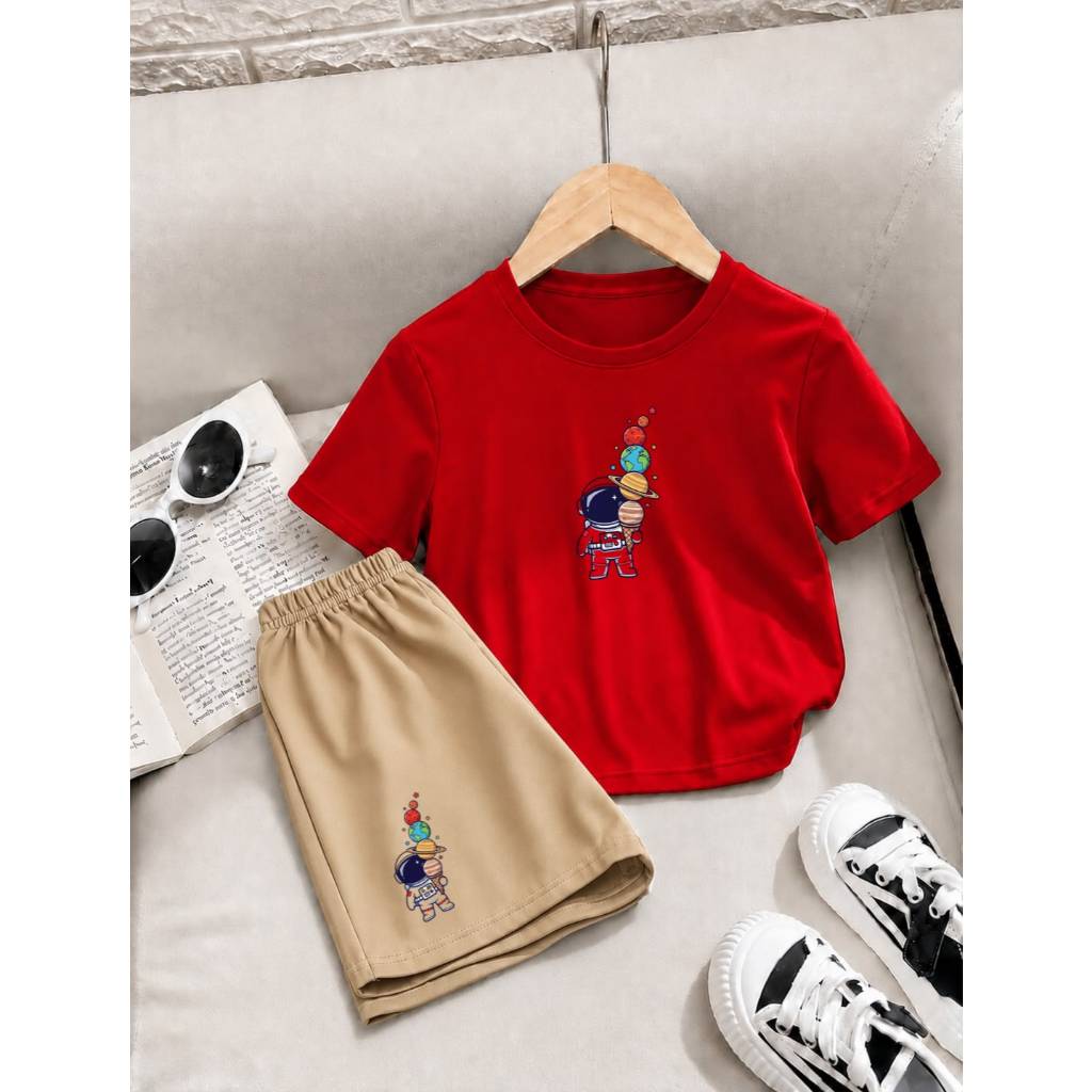 Conjunto Menino Infantil Confortável Camiseta Básica + Short Moletom Estampa de Astronauta e Planetas