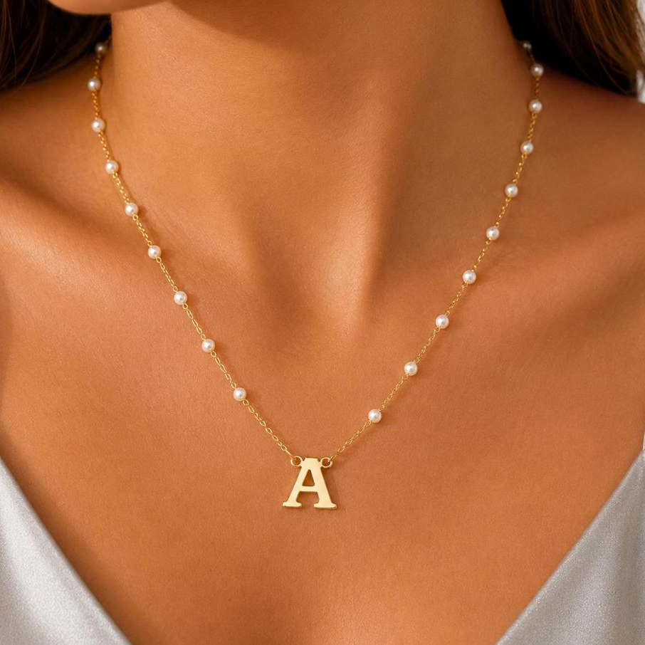 Colar Letra Inicial com Pérolas Banhado a Ouro 18K Todas Iniciais
