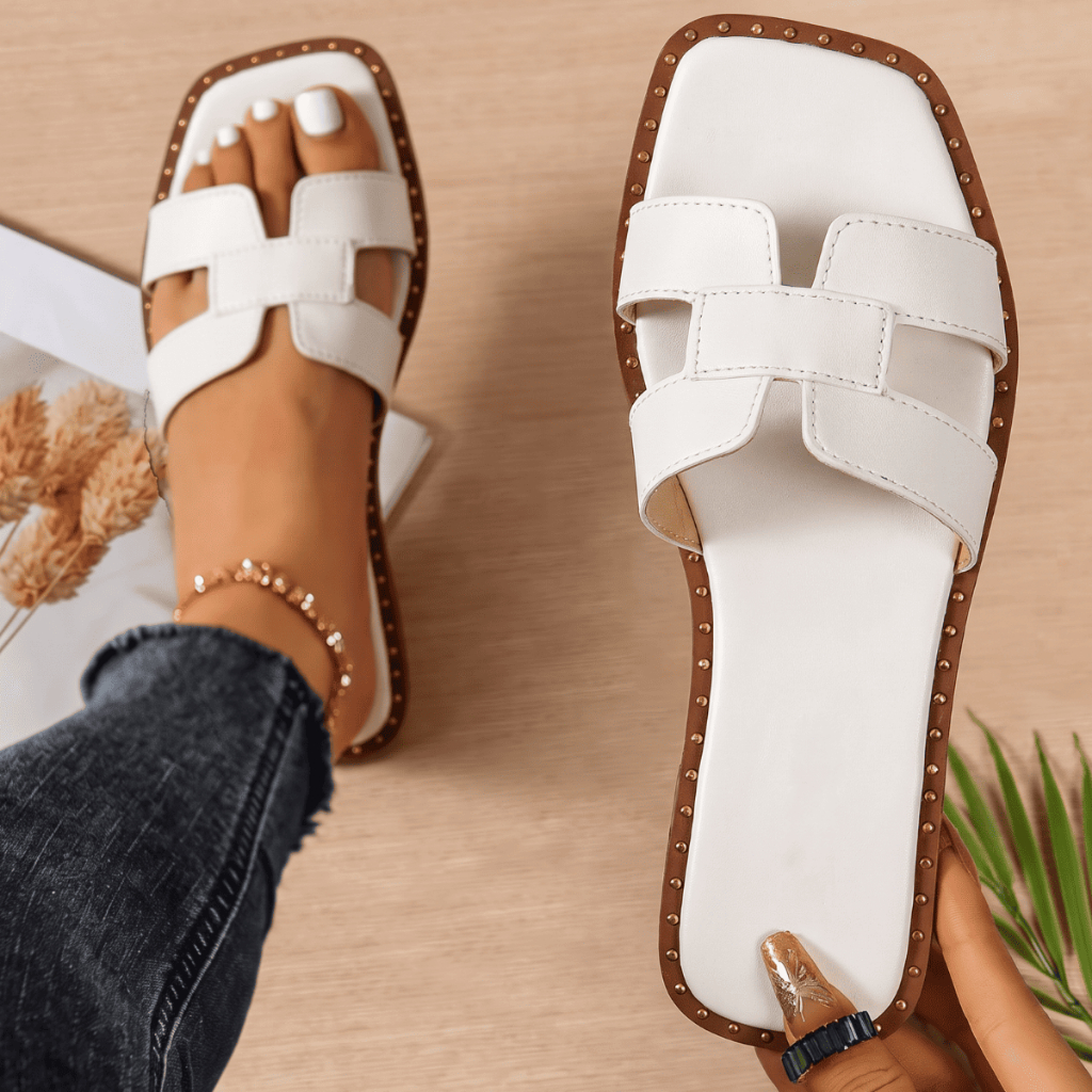Sandália Feminina H Tachinhas Flat Slide Recorte Vazado Confortável Versátil Estilosa Dia a Dia