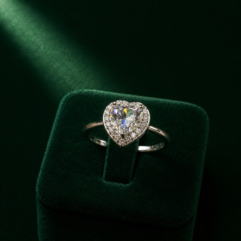 Anel Feminino Coração Cravejado com Moissanite 7,7mm em Prata 925 Elegante e Sofisticado