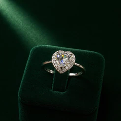Anel Feminino Coração Cravejado com Moissanite 7,7mm em Prata 925 Elegante e Sofisticado