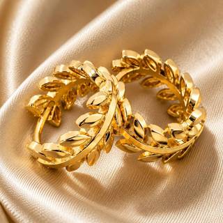 Brinco Argola Médio com Ramo de Folhas Delicadas Banhado a Ouro 18K