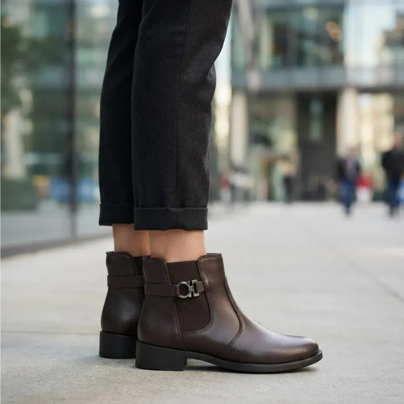 Bota Feminina de cano curto com Fivela Única Estilo Western - Café