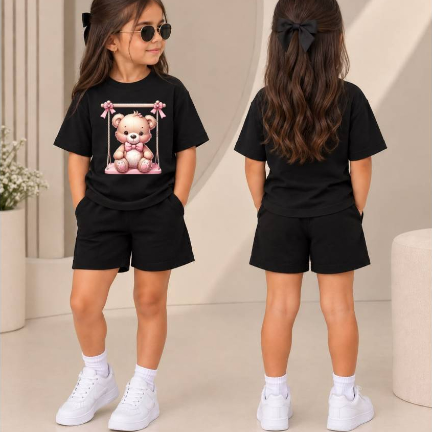 Conjunto Infantil Feminino com Camiseta Estampa Ursinha no Balanço com Laço Rosa + Short de Moletom, Look Fofo e Confort