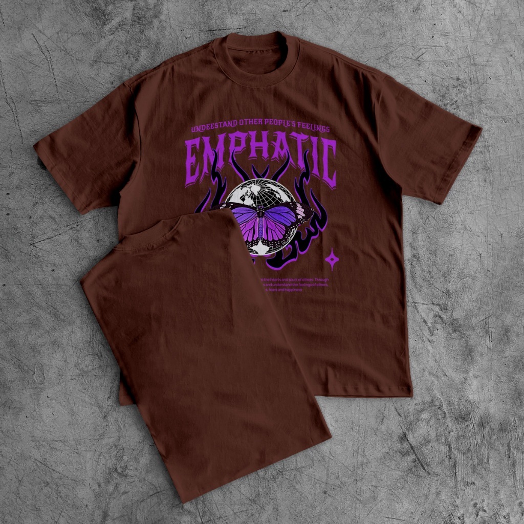 Camiseta Unissex Oversized Estampada Borboleta Roxa com Globo Terrestre Design Gótico Streetwear Casual Moderna Fashion