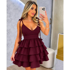 Vestido Feminino em Alfaiataria com Babados em Camadas – Decote V e Cintura Marcada.Gringa Balada Paty