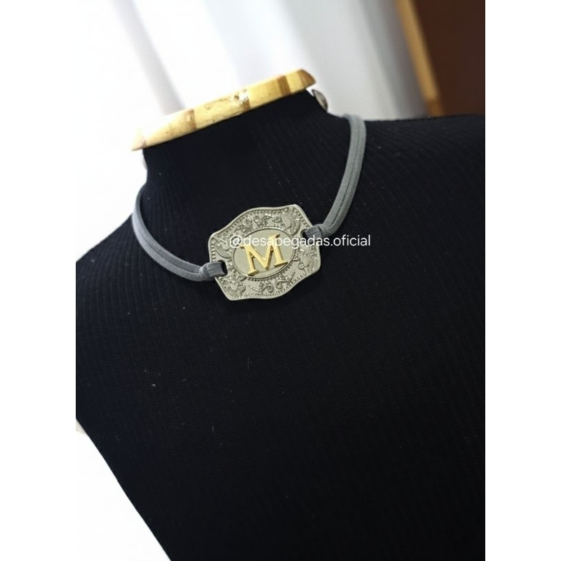 Choker Country feminina personalizado com inicial colar fivelinha courinho camurça com letra do nome