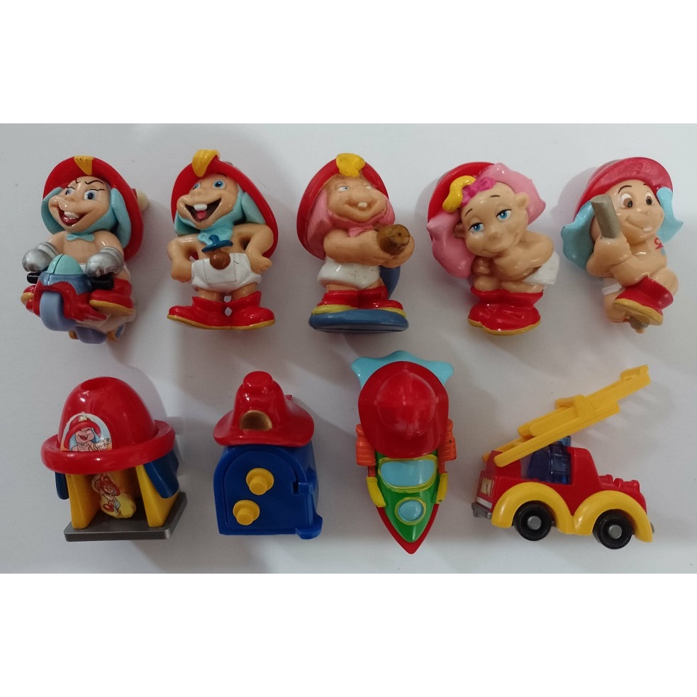 Kinder ovo - Babys Bombeiro ano 2005. Lote com 9 (5 bonecos + 4 acessórios, quinto boneco falta base)