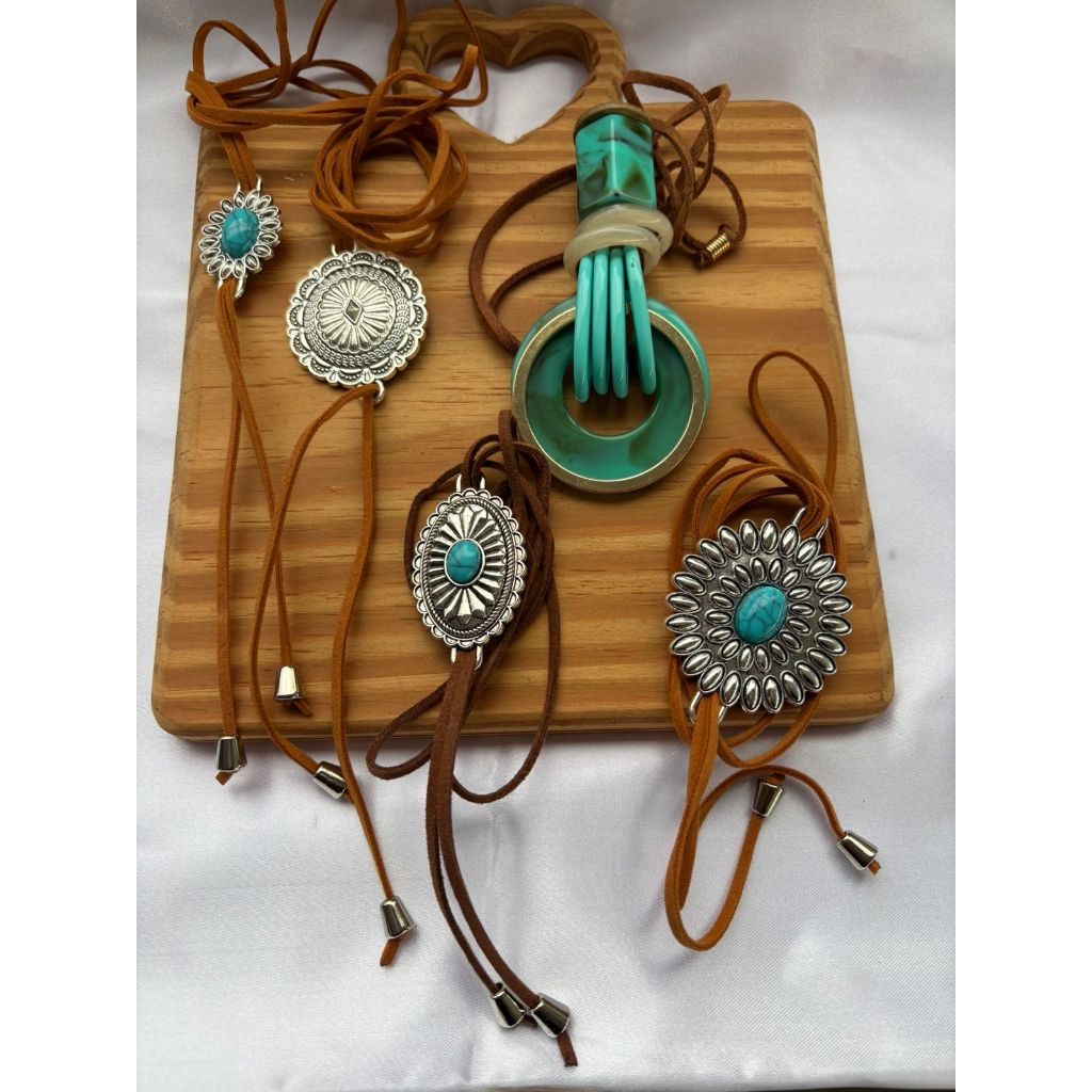 Colar Longo Courinho Gravatinha Boho com Pedra Turquesa Estilo Western Ajustável Feminino