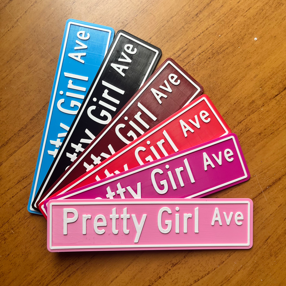 Plaquinha Decorativa “Pretty Girl Ave” – Inspiração Sabrina Carpenter