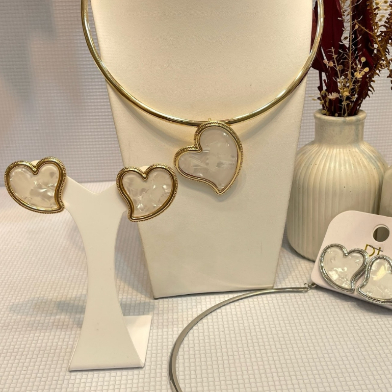 Kit Colar Choker Coração Feminino + Brinco Madrepérola Dourado Banhado a Ouro Conjunto Elegante