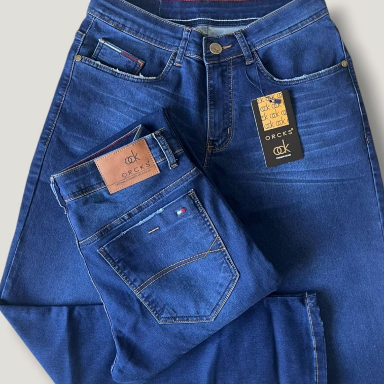 Calça jeans masculina escura com elastano/lycra modelagem slim confortável azul escuro