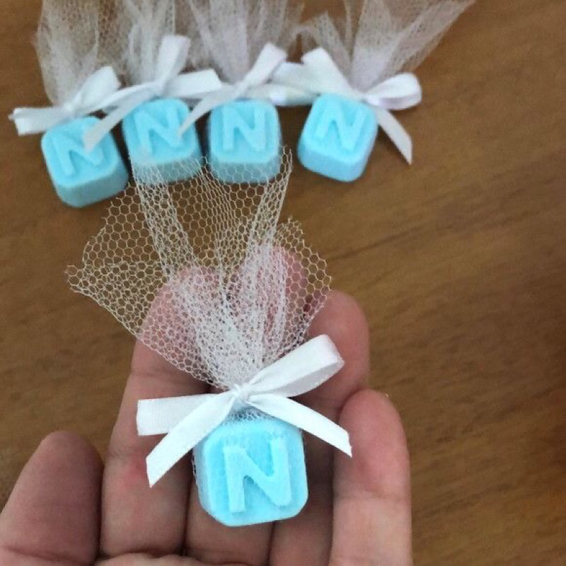 Vela Aromática Personalizada Letra com Nome Lembrancinha Chá Bebê Casamento Aniversário Tule Tag