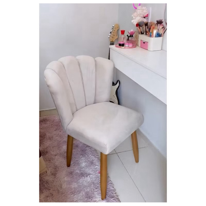 Cadeira Decorativa Flor Pés Palito- Aveludada Bege- Para Penteadeiras Escritórios Sala de Jantar Sala de Estar.