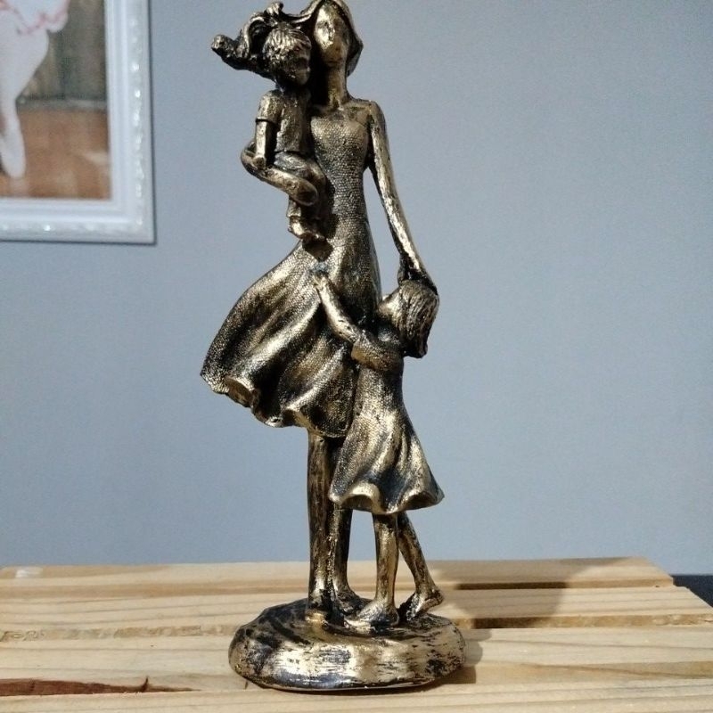 Escultura Mãe com Casal de Filhos. Mãe com Menina e Menino. Mãe com Casal de Filhos em gesso para decoração.