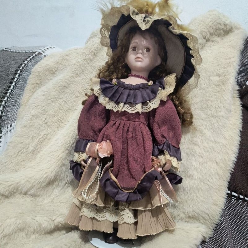 Boneca antiga de porcelana usada