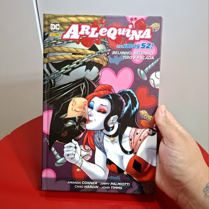 Livro HQ Graphic Novel DC Arlequina: Os Novos 52! Beijinho, beijinho, tiro e facada  - Diversos Autores | Panini Books