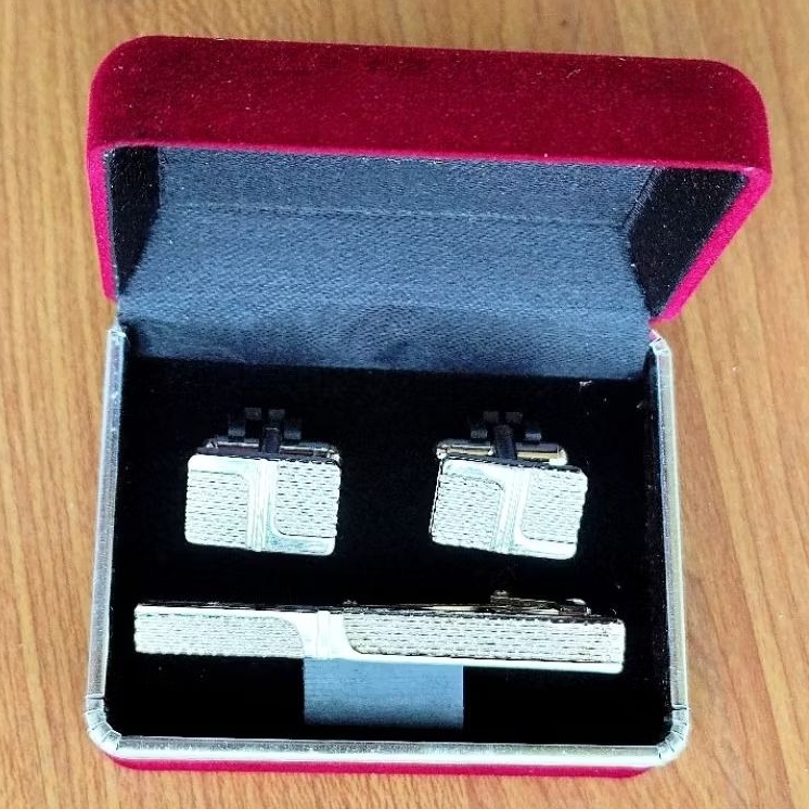 KIT c/ 2 ABOTOADURAS + 1 PRENDEDOR DE GRAVATA PRATEADO OU DOURADO DE 6cm + CAIXA VINHO ELEGANTE