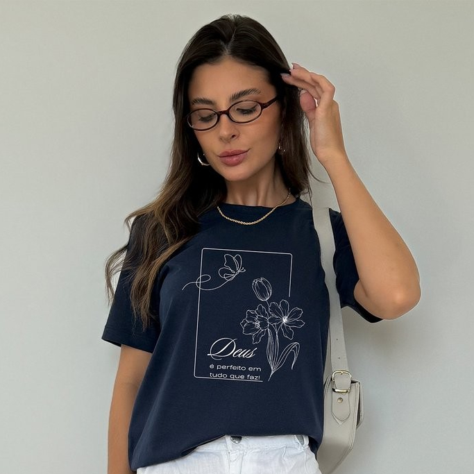 Camiseta Feminina Azul Marinho Estampa Minimalista Inspiradora Deus é Perfeito Algodão 100% Premium