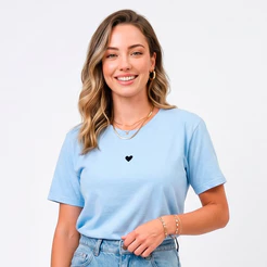 Camiseta Feminina Azul Claro Estampa Delicada de Coração Preto Algodão 100% Premium