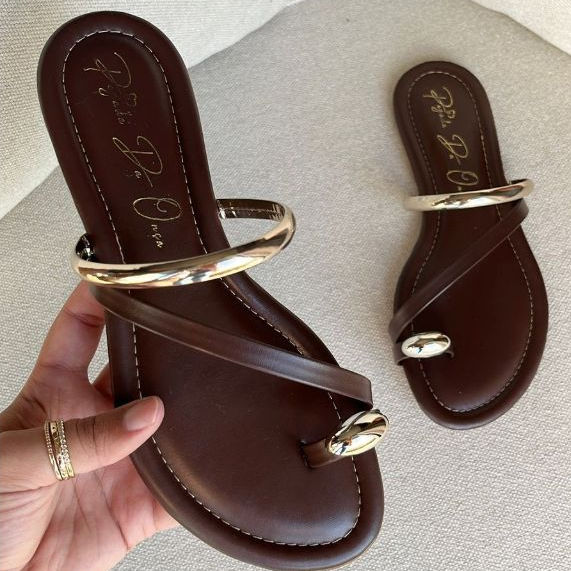 Sandália Feminina Rasteira Delicada Detalhe Tira Dedo Metalizado Elegante Confortável Lançamento