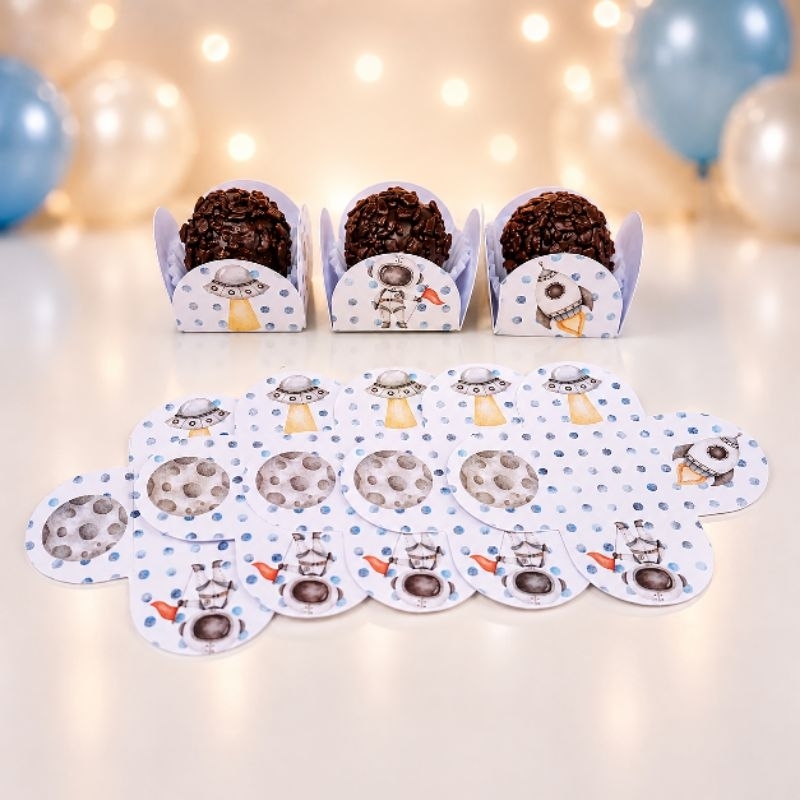 Forminhas de Doces Personalizadas no Tema Astronauta /Lembrancinha de Festa /Aniversário/ 4 pétalas