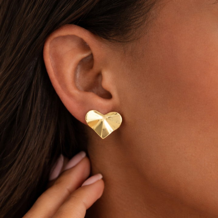 Brinco Coração Feminino Liso Banhado a Ouro 18K Semijoia Delicada Minimalista
