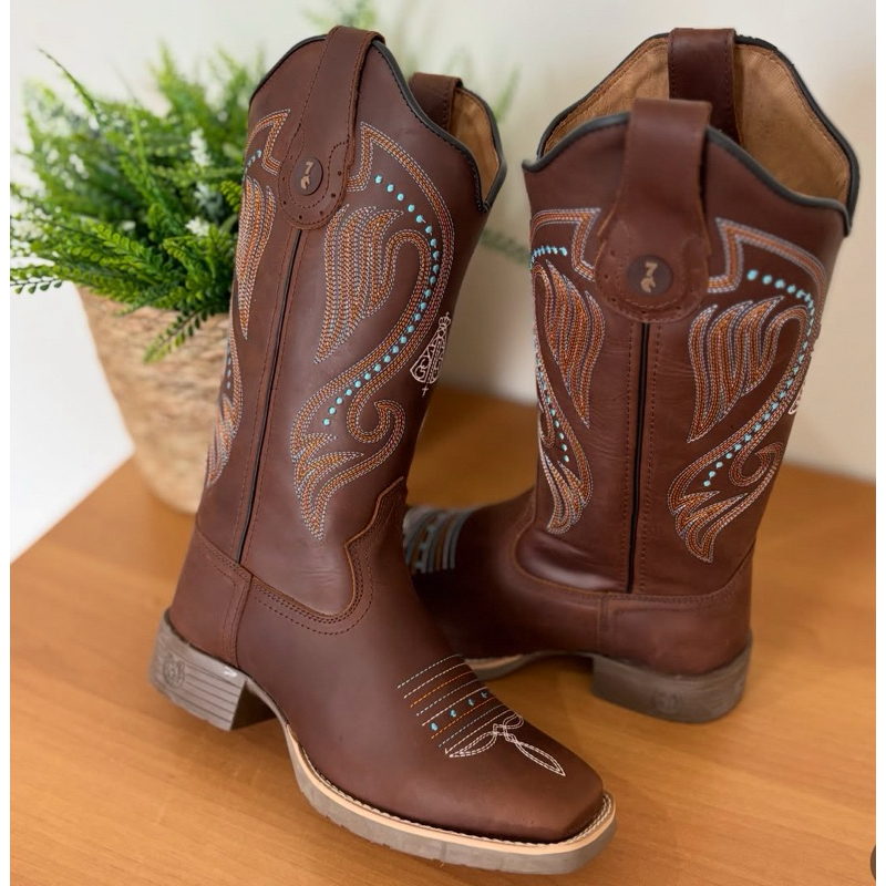 BOTA TEXANA COURO LEGÍTIMO BORDADO KELLY COM PADROEIRA SOLADO MARROM