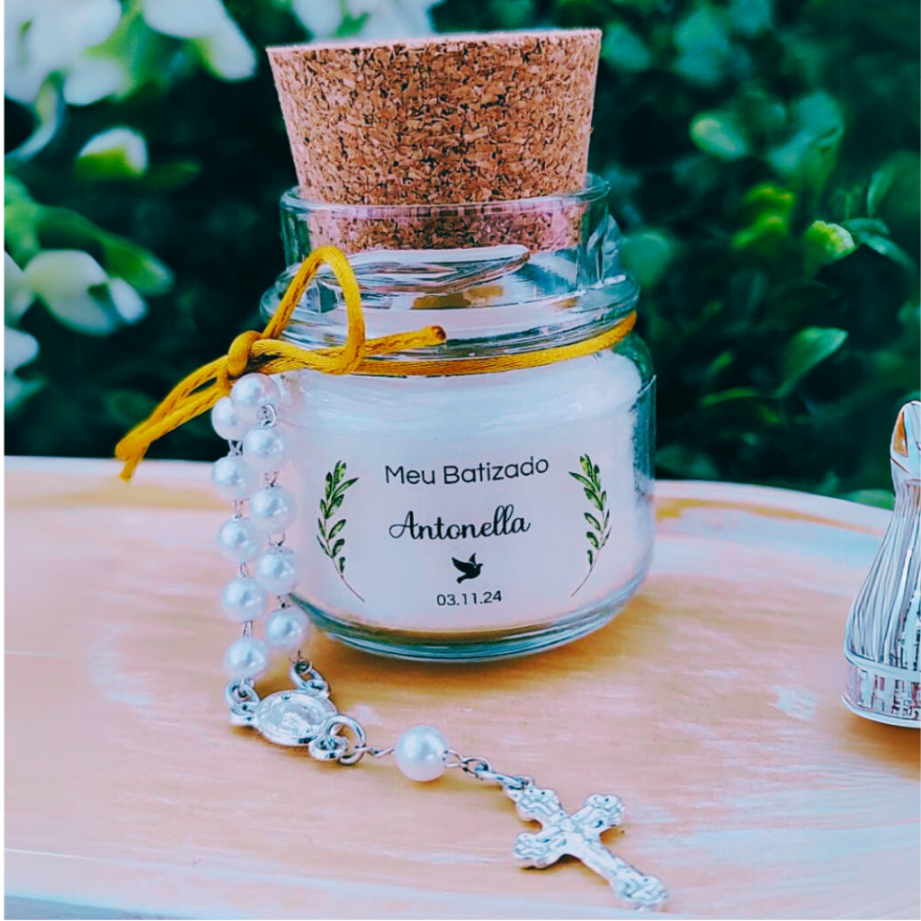 100 Lembrancinhas de Crisma Velas Perfumadas com Mini Terço Personalizadas Religiosas