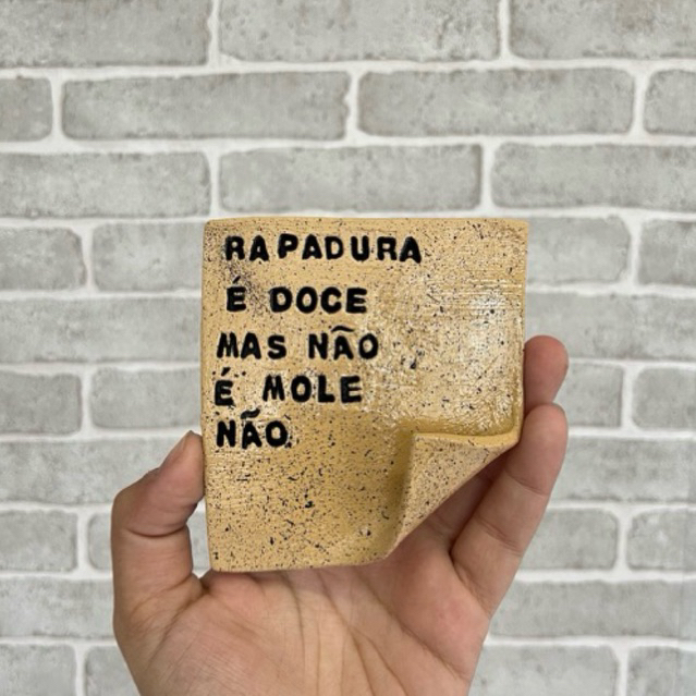 Pergaminho Decorativo Artesanal “Rapadura é doce mas não é mole não” | Cerâmica Fria | Feito à mão | 9x9cm