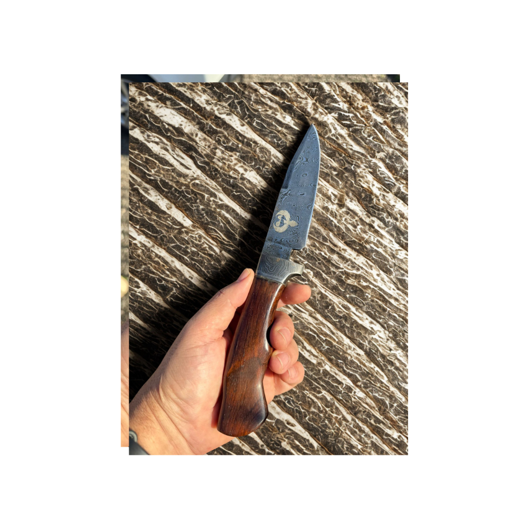 Faca Artesanal Aço Damasco 5,5” – Cabo Imbuia + Bainha – GA Cutelaria