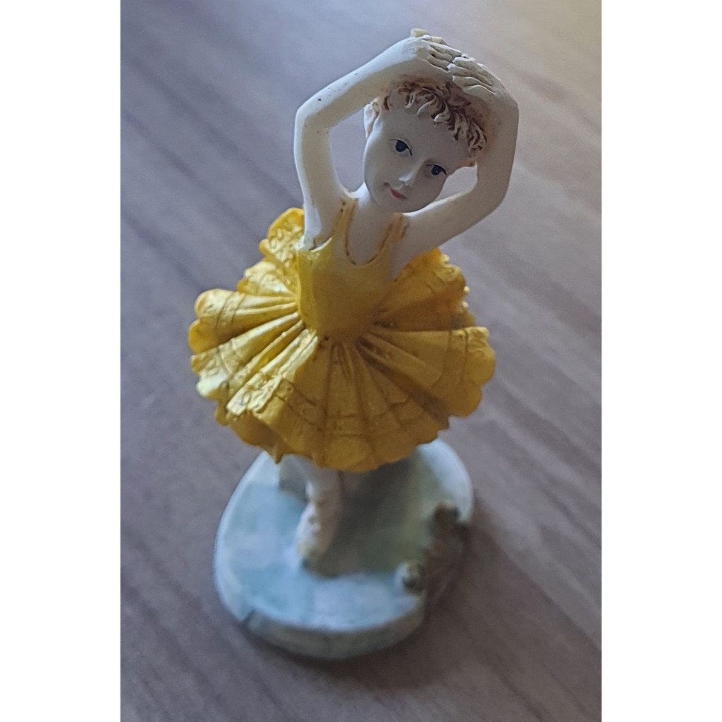 Bibelô, Linda Estatueta Bailarina de Vestido Amarelo Dançando, em Resina 10cm (Antiguidade)