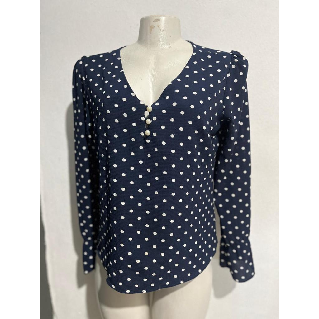 BLUSA SOCIAL AZUL C/ BOLINHAS BRANCAS TAMANHO M USADO BAZAR BRECHO