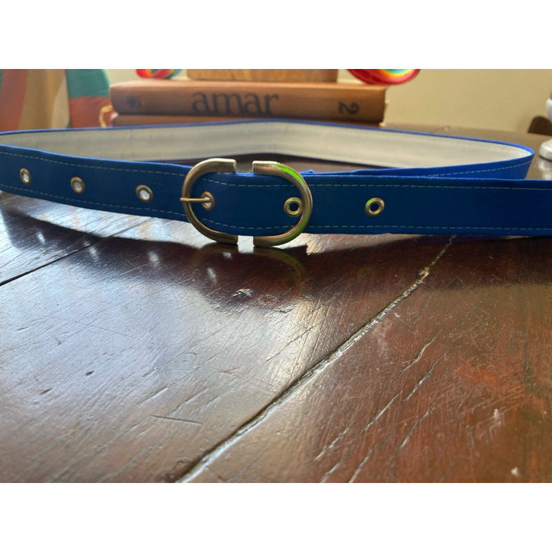 Cinto Azul com Fivela Prata Estilizada