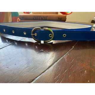 Cinto Azul com Fivela Prata Estilizada