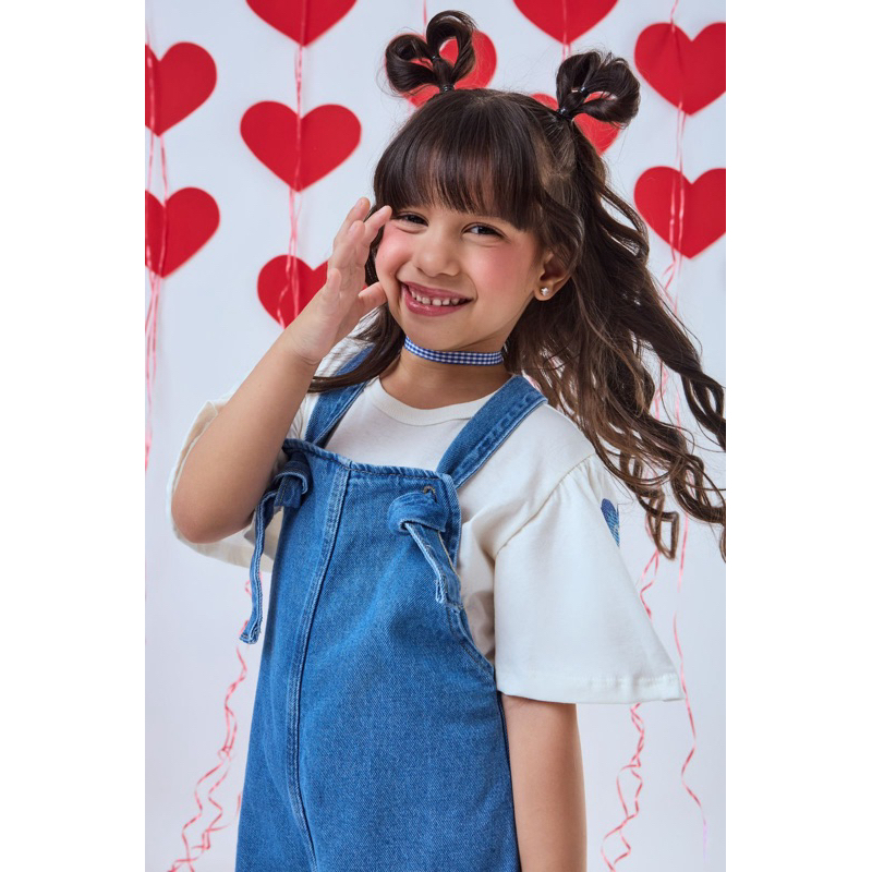 conjunto jardineira jeans cargo com blusa de flor bordada menina — imagem 2 de 2