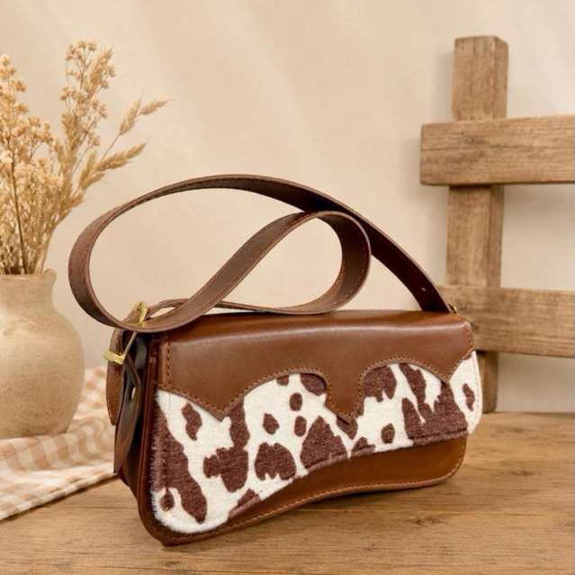 Bolsa Baguete de Ombro Feminina Country Estampa de Vaquinha Lançamento