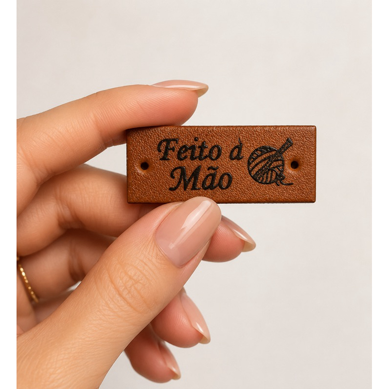 10 Etiquetas Sintética “Feito a Mão “ Ideal Para Crochê Artesanato Produto Artesanal Amigurumi Tag