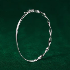 Bracelete Meio Liso Meio Torcido em Prata 925 Moderno e Elegante