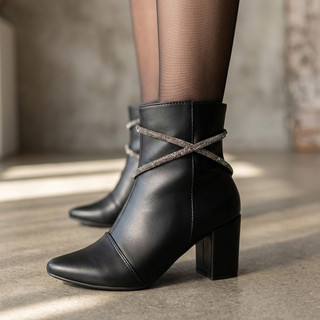 Bota Bico Fino Feminina com Salto Zíper Lateral Salto Médio Bloco Com Tiras De Strass Luxo Ref. 20/131