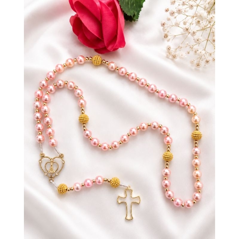 Terço Nossa Senhora Aparecida Rosa Perolado com Detalhes Dourados | Artesanal Católico