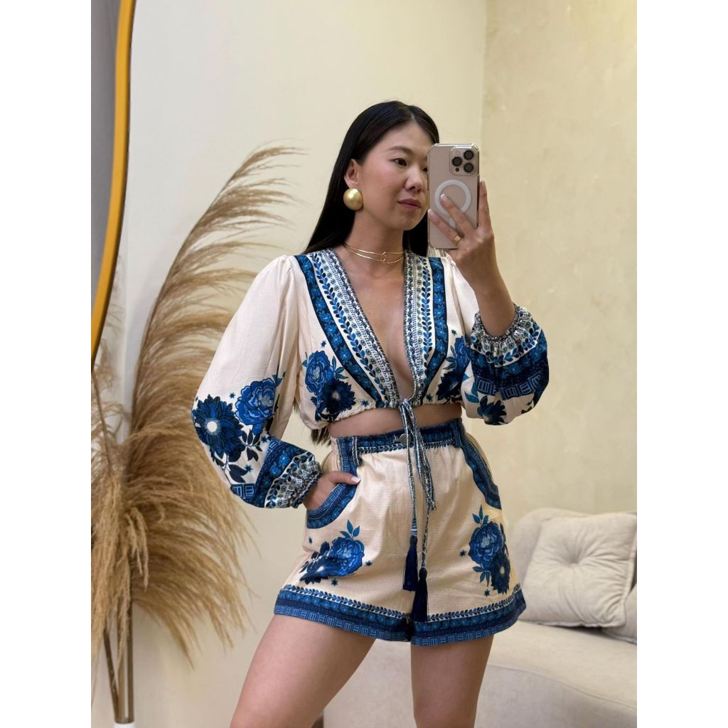 Conjunto feminino veste 40 estampado blusa pompom cropped manga longa com short de sarja estampas variadas