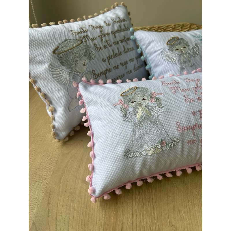 almofada santo anjo, almofada bordada, decoração quarto de bebê, enxoval de bebê, almofada infantil, presente maternida.