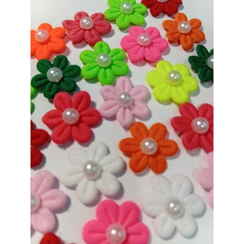 Laço adesivo Pet Florzinhas adesivas com pérola Pet  para banho e tosa, petshop, cães, penteados , acessório  pet. .