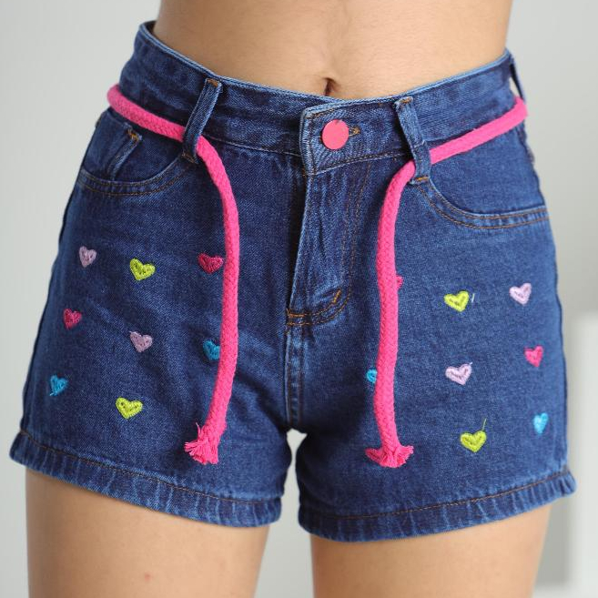 Short Infantil Jeans Menina Juvenil Bordado Coração Colorido Com Barra Lavagem Escura
