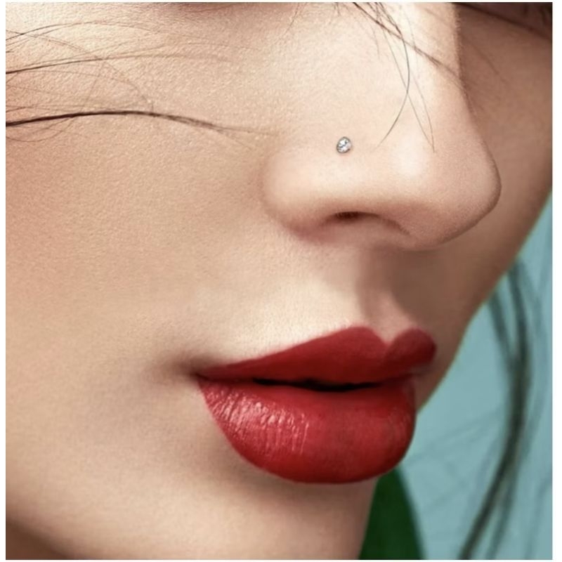 Piercing de nariz em aço inoxidável, cravejado com brilhantes zircônias cúbicas.