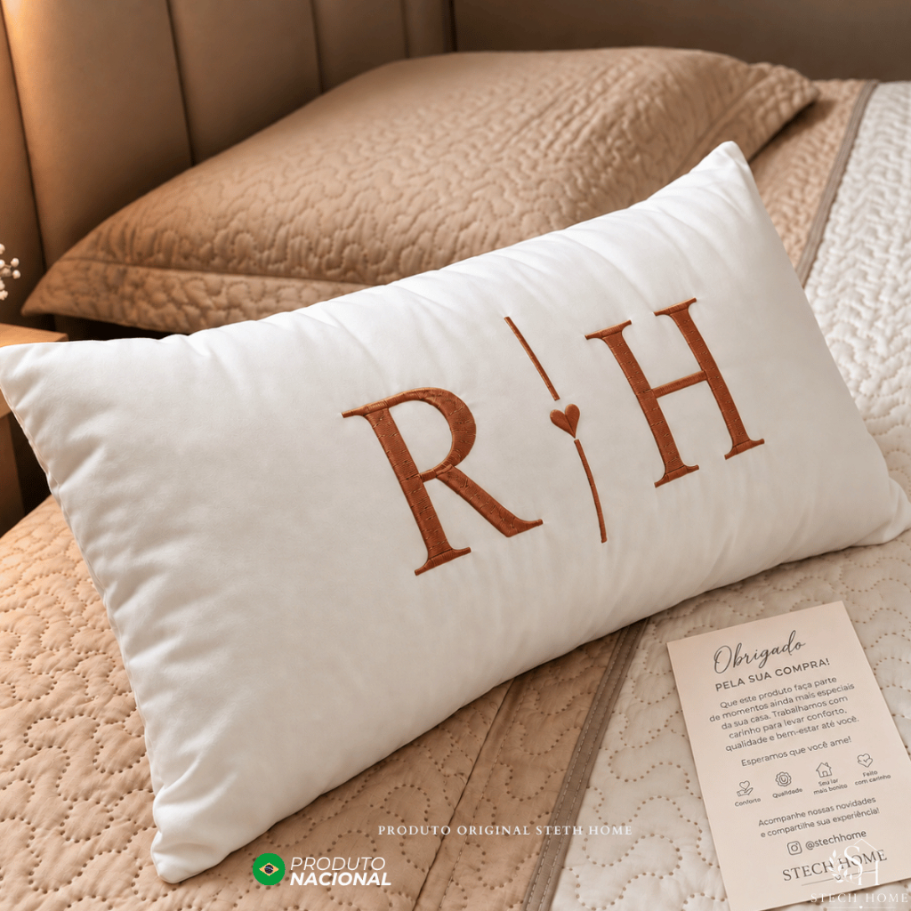 ALMOFADA DECORATIVA COM INICIAL DE CASAL COM CORAÇÃO PERSONALIZADA COM BORDADO PREMIUM